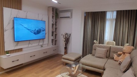 Prane Sheshit Te 21 Dhjetorit, Jepet Me Qira, Apartament 1+1 Totalisht I Mobiluar Me Stil Bashkekohor!!