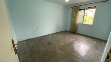 Tek Shkolla 1-Maji Shitet Apartament 2+1 Me Planimetri Te Rregullt!!