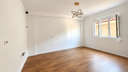 Ne Laprake, Shitet Super Apartament 1+1, Me Orientim Perfekt !!!