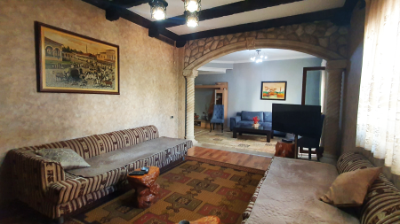 Ne Myslym Shyr, Shitet Vile 4-Kateshe Totalisht E Mobiluar Dhe Me Lokacionin Perfekt!!!