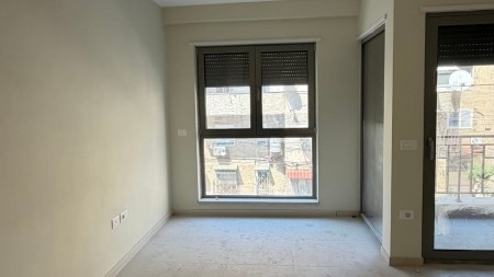 Tek Shkolla Kuqe, Jepet Me Qira Apartament 1+1, I Pershtatshem Per Zyra !!