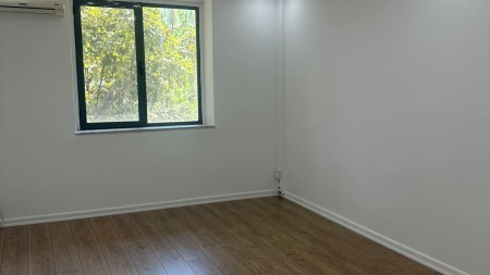 Ne Qender, Ne Fillim Te Bulevardit Zogu 1, Jepet Ambient Me Qira, Ideal Per Zyra Ose Klinika !!!