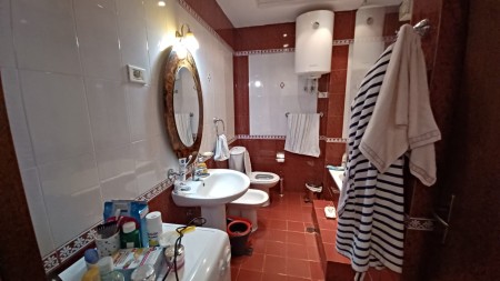 Prane Shkolles Se Kuqe, Shitet Apartament 2+1, Me Planimetri Te Rregullt Dhe Lokacion Perfekt!!!