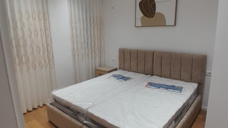 Prane Sheshit Te 21 Dhjetorit, Jepet Me Qira, Apartament 1+1 Totalisht I Mobiluar Me Stil Bashkekohor!!