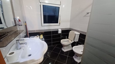 Ne Fillim Te Rruges Se Kavajes, Jepet Ambient Me Qira, Ideal Per Zyra !!!