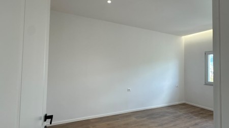 Tek Rruga Kongresi i Manastirit, Shitet Apartament 1+1, Ideal Per Banim Dhe Investim !!!