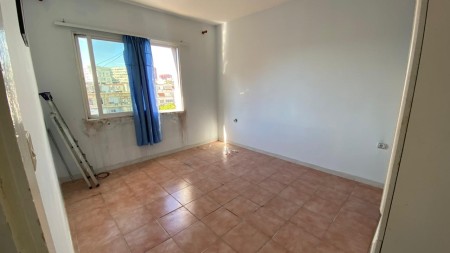 Tek Vasil Shanto, Shitet Apartament 3+1, Me Mundesi Ndarjeje Ne Dy Apartamente 1+1 !!