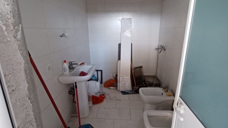 Prane Selvise, Jepet Me Qira Ambient, Per Tipologji Te Ndryshme Zyrash Ose Biznesi!!!