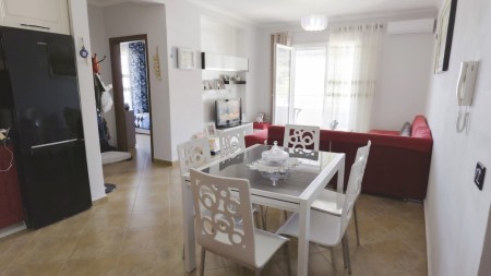Ne Vlore, Tek Uji I Ftohte, Shitet Apartament 2+1 Me Pamje Nga Deti !!!