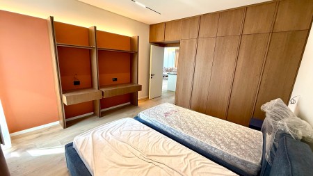 Tek 5-Maji, Shitet Super Apartament 2+1+2, Me Verande Dhe Post Parkimi!!