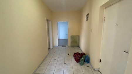 Tek Vasil Shanto, Shitet Apartament 3+1, Me Mundesi Ndarjeje Ne Dy Apartamente 1+1 !!