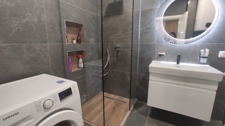 Prane Ring Center, Jepet Me Qira, Apartament 2+1, Totalisht I Investuar!!