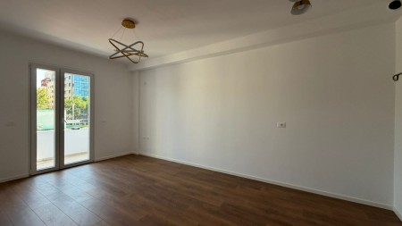 Ne Laprake, Shitet Super Apartament 1+1, Me Orientim Perfekt !!!