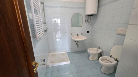 Ne Qender, Tek Torre Drin, Jepet Me Qira Ambient Per Zyra, Me Hapesira Dhe Lokacion Perfekt !!!