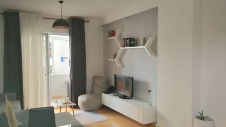 Ne Astir, Shitet Apartament 2+1 Me Planimetri Perfekte Dhe Post Parkimi I Perfshire Ne Cmim !!