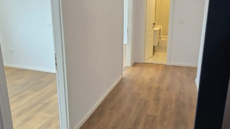 Tek 21 Dhjetori, Shitet Super Apartament 1+1, Ideal Per Banim Dhe Investim !!!