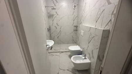 Perballe QSUT, Jepet Me Qira, Super Apartament 2+1, Totalisht I Investuar !!