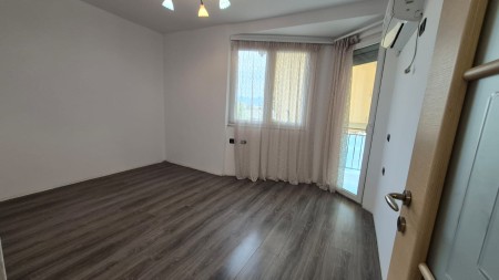 Tek Fusha E Aviacionit, Shitet Apartament 2+1 Me Strukture Te Rregullt !!