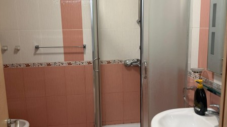 Tek Prokuroria E Tiranes, Jepet Me Qira Apartament 1+1 I Mobiluar !!!