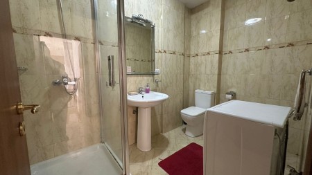 Ne Rr. Myslym Shyri, Jepet Me Qira Apartament 1+1 Totalisht I Mobiluar!