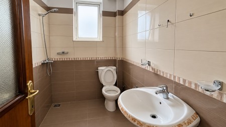 Tek Komuna E Parisit, Shitet Apartament 3+1+2 I Bollshem!!!