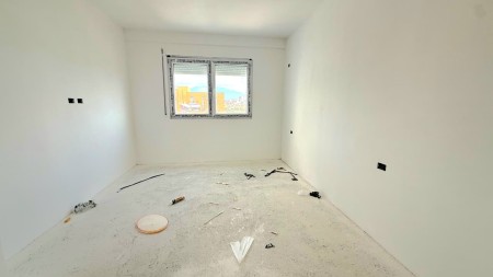Super Okazion !! Ne Paskuqan, Tek "Platinium 2", Shitet Apartament 1+1, Me Hapesira Te Bollshme !!