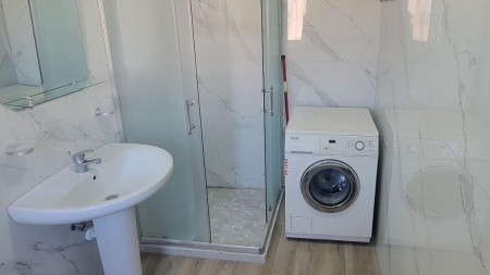 Prane Kryqezimit Te 21 Dhjetorit, Jepet Me Qira Apartament 1+1 Totalisht I Mobiluar!!!