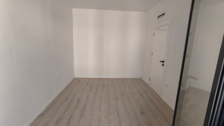 Tek Bulevardi I Ri ,Shitet Apartament 1+1 Me Verande I Sapo Perfunduar !!!