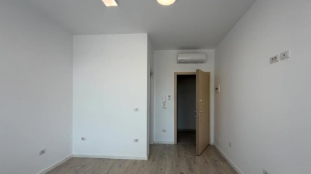 Tek Stadiumi Dinamo, Jepet Ambient Me Qira, Ideal Per Zyra !!!