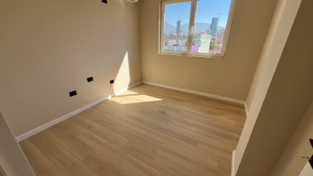 Tek Mozaiku I Tiranes, Shitet Apartament 2+1 Me Pamje Te Lire!!