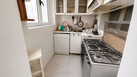Ne Myslym Shyri, Jepet Me Qira Apartament 2+1, Me Lokacion Perfekt Dhe 2 Poste Parkimi !!