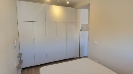 Prane Kryqezimit Te 21 Dhjetorit, Jepet Me Qira Apartament 1+1 Totalisht I Mobiluar!!!