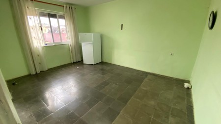 Tek Shkolla 1-Maji Shitet Apartament 2+1 Me Planimetri Te Rregullt!!