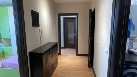 Ne Astir, Shitet Apartament 2+1 Me Hapesira Te Bollshme!!