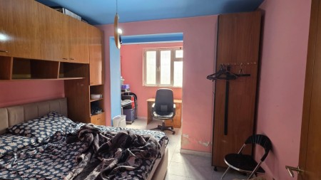 Ne Myslym Shyri, Jepet Me Qira Apartament 2+1, Me Lokacion Perfekt Dhe 2 Poste Parkimi !!