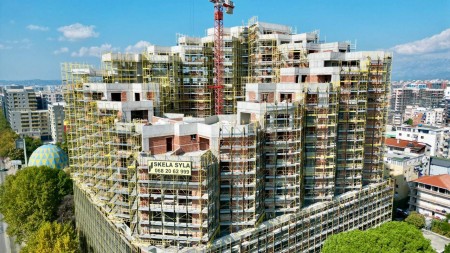 Ne Kompleksin "Colonnade", Prane Zogut Te Zi, Shitet Apartament 2+1+2 Me Hapsira Te Bollshme !!
