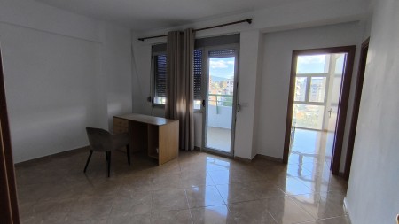 Tek Kompleksi Halili, Jepet Me Qira, Apartament 2+1+2 Me Hapesira Te Bollshme !!!