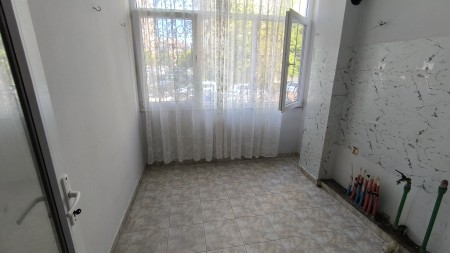 Ne Laprake, Tek Blloku Gintash, Shitet Ambient Biznesi Ideal Per Investim !!!