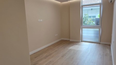 Tek Stadiumi Air Albania, Jepet Me Qira Per Zyra Super Apartament 2+1, Me Planimetri Dhe Location Perfekt Dhe Post Parkimi !!!