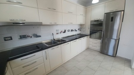 Tek Selvia, Jepet Me Qira, Apartament 1+1+Verande, Gati Per Banim !!!