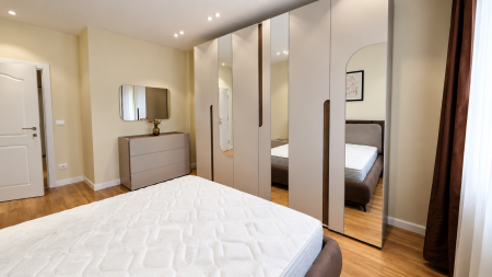 Tek Komuna E Parisit, Prane Cristal Center Shitet Apartament 1+1 Ideal Per Investim !