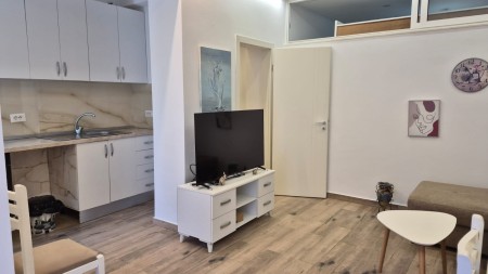 Afer Qendres, Ne Rrugen Mine Peza, Jepet Me Qira Super Apartament 1+1, Me Super Lokacion !!
