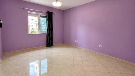 Tek Komuna E Parisit, Shitet Apartament 3+1+2 I Bollshem!!!