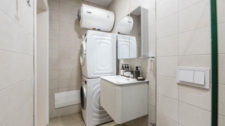 Ne Dhermi, Tek Kompleksi Sofo Duni, Shitet Garsoniere Totalisht E Investuar, Me Post Parkimi !!