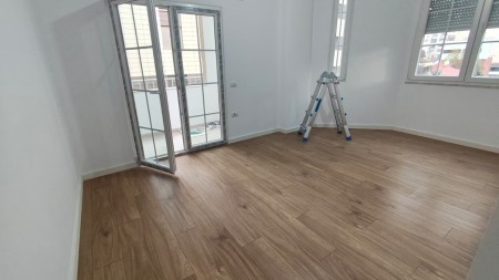 Tek Rruga E Bogdaneve ,Shitet Apartament 2+1 Me Orientim Perfekt!!