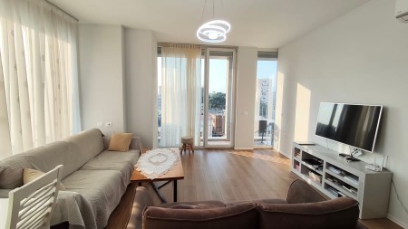 Tek Rezidenca Emi 6, Shitet Super Apartament 2+1+2 Me Hapesira Te Bollshme!!