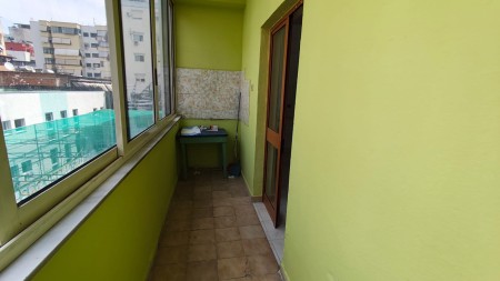 Ne Rrugen E Kavajes, Shitet Apartament 1+1 Me Hapesira Te Bollshme!!