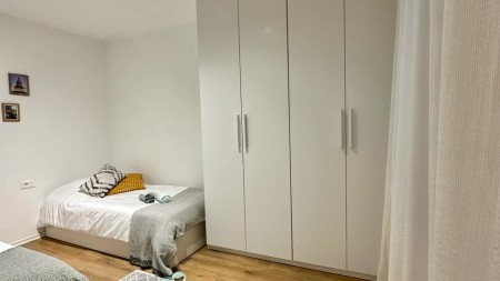 Tek Liqeni Artificial, Jepet Me Qira Apartament 1+1, Super I Investuar !!!