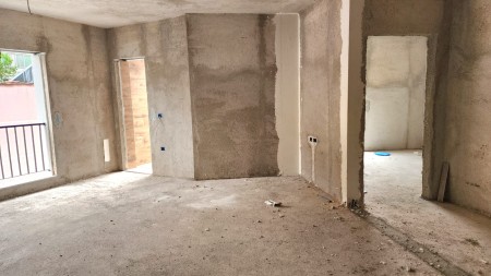 Tek Shkolla Baletit, Shitet Apartament 2+1+2 prane Perfundimit !!!