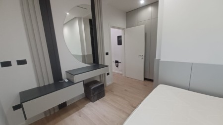 Tek Kodra E Priftit, Jepet Me Qira, Super Apartament 1+1 I Sapo Investuar Dhe I Pa Banuar Me Pare!!!